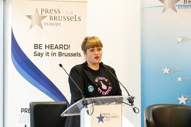 Nika Kovač na novinarski konferenci v Bruslju