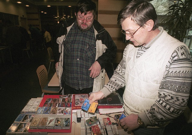 Janez Zadnikar (levo - največja slovenska zbirka) in Igor Lesar (desno - največja zbirka telekartic nasploh) na mednarodnem srečanju v Iliriji