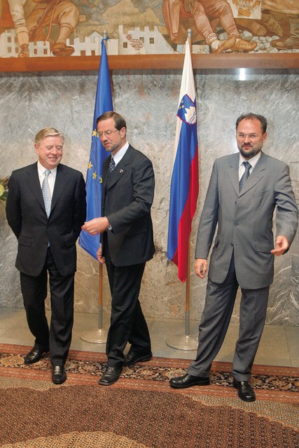 Pat Cox, predsednik evropskega parlamenta , Lojze Peterle (NS-i) in Jelko Kacin (LDS)