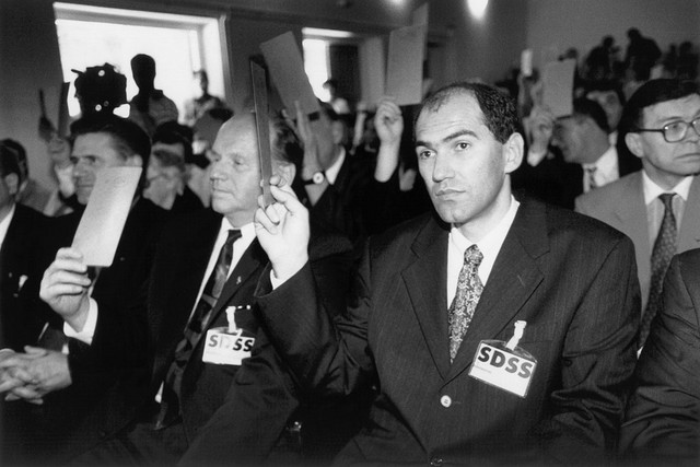Jože Pučnik in Janez Janša leta 1993, v času ko sta se strinjala, da Slovenija spada v skupino 'geografsko prikrajšanih držav'