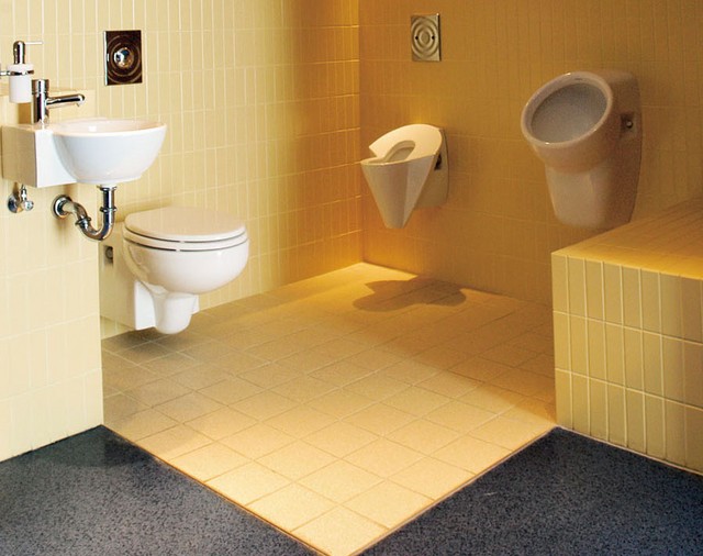 WC s školjko ter ženskim (levo) in moškim (desno) pisoarjem