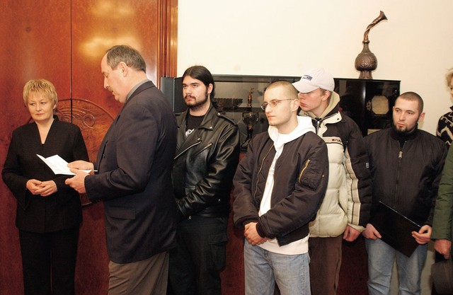 Mihael Jarc s svojimi prostovoljci županji Danici Simšič predaja podpise za referendum o džamiji