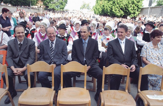 Možje v črnem: Branko Grims, Franc Cukjati, Janez Janša in Pavel Rupar so bili edini politiki