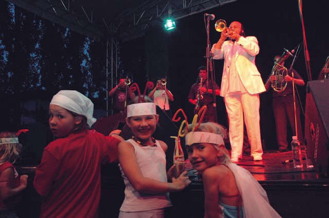 Orkestar Aguševi z otroci prvih Trnfestovih obiskovalcev