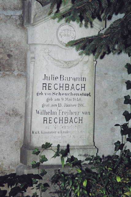 Nagrobnik Julije Rechbach, roj. von Scheuchenstuel, najstarejše od štirih hčera Prešernove muze Julije Primičeve. Pokopana je bila pri Sv. Krištofu, nato pa prenesena k Sv. Križu, kjer se ji je pridružil tudi mož Wilhelm, c. kr. deželni sodni svetnik.