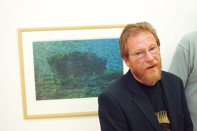 Jurij Kocbek na otvoritvi svoje razstave Prve pokrajine v Bežigrajski galeriji