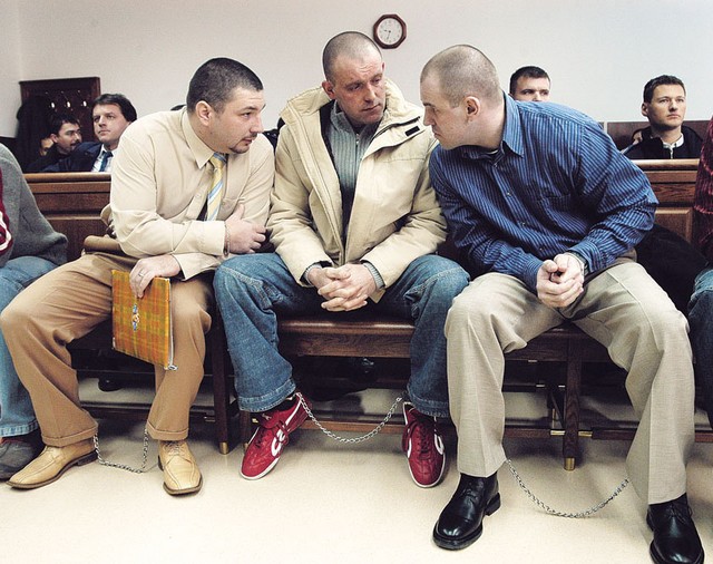 Obtoženci s prevelikimi stopali: Neven Koludrovič, Drago Hojnik in Andrej Štruc na zatožni klopi