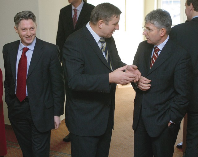 Nezaželjena veleposlanika: Iztok Mirošič (levo) in Ciril Štokelj (Desno), vmes pa Jožef Jerovšek, predsednik odbora za zunanjo politiko