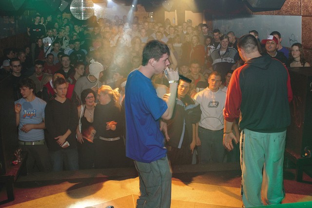 Unknown (Fužine) in Drobižek (Moste) sta sicer samostojna reperja, tukaj pa na odru skupaj dvigata razpoloženje.