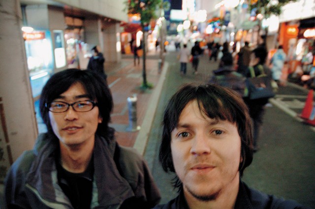 Slovenski režiser Dražen Štader z japonskim asistentom v tokijskem podzemlju seksa.