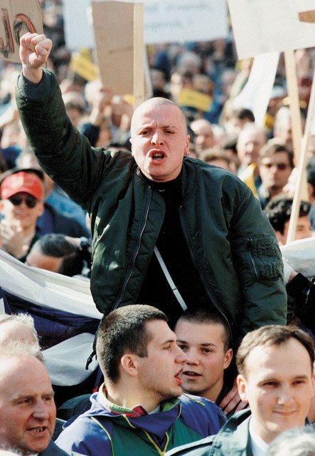 Damir Črnčec na protestu za Janšo leta 1994 (spodaj iz profila)