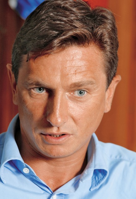 Pahor: Osebno se z njo (pobudo) strinjam. To verjetno za nikogar ne bo presenečenje, ker sem že dolgo časa naklonjen ustavnemu zakonu. Pahor: Osebno se z njo (pobudo) strinjam. To verjetno za nikogar ne bo presenečenje, ker sem že dolgo časa naklonjen ustavnemu zakonu.