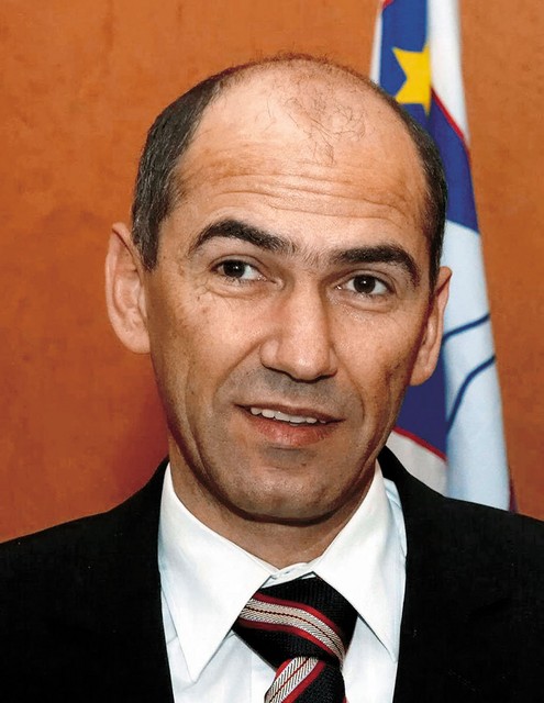 PS SDS: ... nihče od tistih, ki so osamosvojitvi Slovenije nasprotovali ali celo sodelovali pri napadu na Slovenijo, od tega ne bo imel koristi. PS SDS: ... nihče od tistih, ki so osamosvojitvi Slovenije nasprotovali ali celo sodelovali pri napadu na Slovenijo, od tega ne bo imel koristi.
