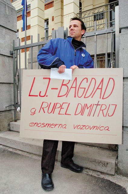 Stranka mladih Slovenije je želela ministru Ruplu izročiti letalsko vozovnico za Bagdad, a so se lahko srečali samo s policisti (petek 13. januarja) Stranka mladih Slovenije je želela ministru Ruplu izročiti letalsko vozovnico za Bagdad, a so se lahko srečali samo s policisti (petek 13. januarja)