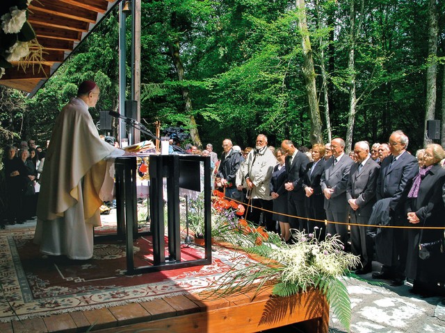 Škof Perko ob govoru v Kočevskem rogu