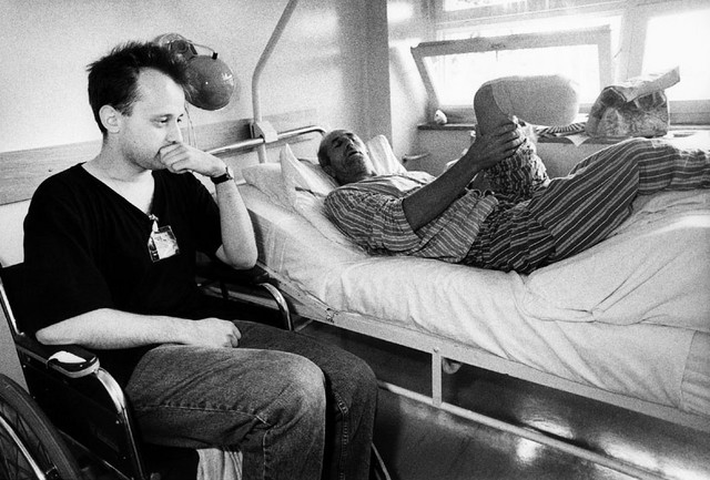 Boris Čibej, takrat novinar Mladine, na obisku v bolnišnici pri vozniku tovornjaka, ki je bil ranjen v blokadi pri Medvedjeku