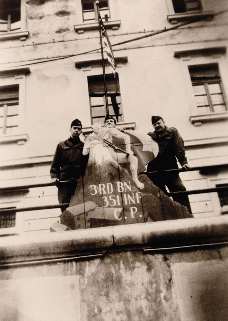 Vojaki 351. polka pred vojašnico v Bovcu s sliko modrega vraga. Modri vrag je bilo ime njihove divizije. (fotografija iz arhiva Goriškega muzeja)