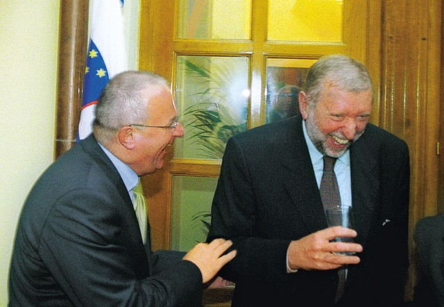 Borut Šuklje in Dimitrij Rupel na otvoritvi slovenske ambasade v beogradu, september 2001