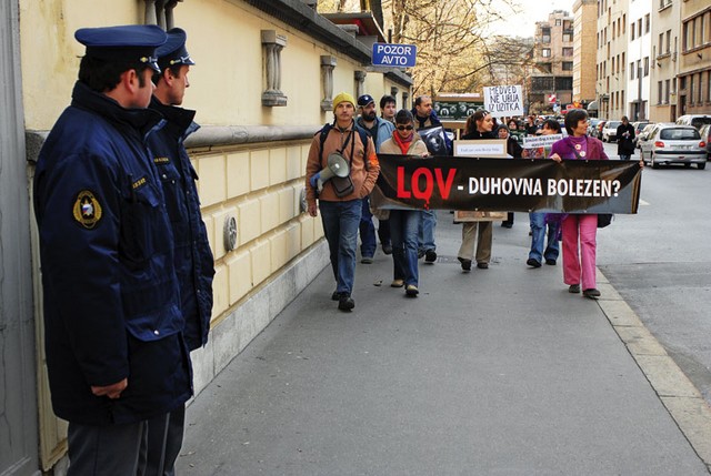 Protest proti pobijanju medvedov pred poslopjem slovenske vlade