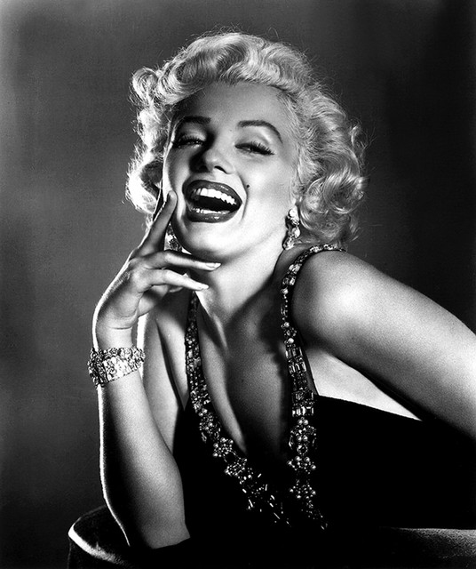 Vsega je kriva Marilyn Monroe. Zaradi nje moški raje prijateljujejo z blondinkami, blondinke pa z diamanti. Vsega je kriva Marilyn Monroe. Zaradi nje moški raje prijateljujejo z blondinkami, blondinke pa z diamanti.