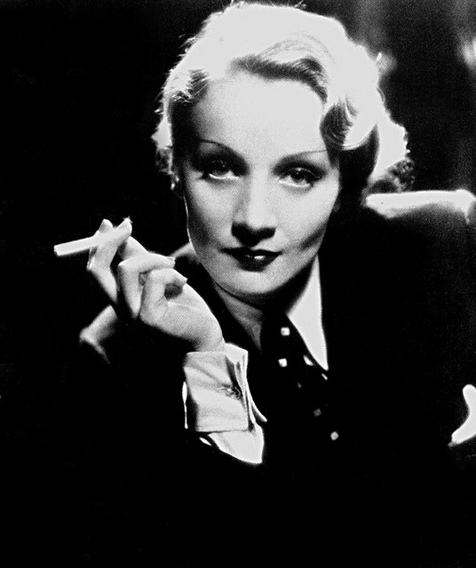Plavi angel Marlene Dietrich, ki je iz črnih najlonk naredila fetiš. Plavi angel Marlene Dietrich, ki je iz črnih najlonk naredila fetiš.