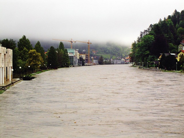 Poplavljeni novi del Zdravilišča Laško: Sprva je vlada povozila hidrologe, ki so nasprotovali gradnji na obrežnem pasu, sedaj, ko je nastala poplavna škoda, pa obljublja pomoč.
