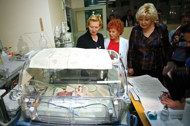 Ministrica za zdravje Zofija Mazej Kukovič, direktorica ginekološke klinike dr. Helena Meden Vrtovec in strokovna direktorica Kliničnega centra dr. Aleksandra Markovič Predan na obisku na intenzivnem oddelku ljubljanske porodnišnice