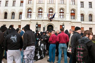 Shod nestrpnežev pred okrožnim sodiščem v Ljubljani v podporo trojici njihovih kolegov, ki jih je sodišče zaradi pretepa gejevskega aktivista Mitje Blažiča obsodilo na leto in pol zapora.