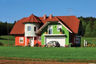 Zadnja leta se zdi, kakor da v Sloveniji poteka tekmovanje, kako bi bila vsaka hiša čim bolj drugačna od drugih, prav posebej pobarvana, da bo le unikatna. Stranski učinek te tekme je počasen razpad naših vasi in mest. Primer mavričnega terorizma na Dolenjskem.