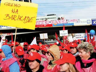 Slovenski sindikati so ponovno izobesili rdeče zastave in na protestna zborovanja odhajajo s petjem Internacionale. 