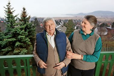 Dr. Arpad Pusztai z ženo dr. Susan Bardocz na terasi svojega madžarskega domovanja s pogledom na Blatno jezero