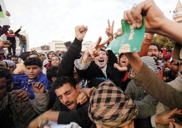 Protestniki v mestu Tobruk na vzhodu Libije trgajo izvod Gadafijeve Zelene knjige, ki v Libiji velja za nekakšno ustavo in mu s tem na simboličen način sporočajo, da je njegove vladavine konec. 22. februar.