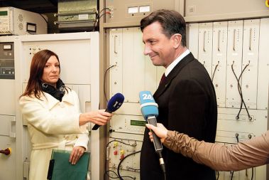 Premier Pahor ob testnem izklopu analognega signala