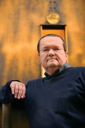 Andrej Hrausky (letnik 1951) je direktor arhitekturne galerije DESSA v Ljubljani, predsednik Društva arhitektov Ljubljana, direktor projektivnega biroja Arhé, d. o. o., član uredniškega odbora revije AB - arhitektov bilten in član sveta evropske nagrade za arhitekturo Mies van der Rohe. Skupaj z Janezom Koželjem in Damjanom Prelovškom je soavtor treh knjig o arhitektu Jožetu Plečniku.
