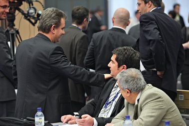 Andrej Vizjak, minister za gospodarstvo v Janševi vladi na zadnjem kongresu SDS 9. maja letos treplja Roberta Časarja, člana SDS, ki vodi Luko Koper.