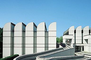Zgradbo Muzeja Bauhaus je zasnoval ustanovitelj šole Walter Gropius