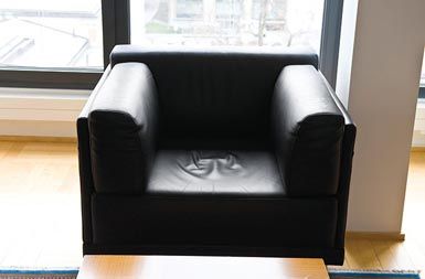 Pahor je politolog, politično igro pozna, pa jo je pozabil igrati. In zdaj sedi na žerjavici, ki jo je sam podpihoval. 