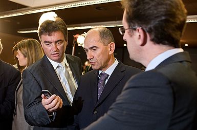 Prebiranje rezultatov vzporednih volitev tik pred zaprtjem volišč