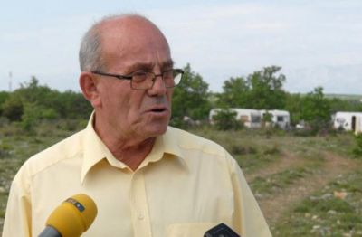 Škare je bil med organizatorji protestov proti dvema romskima družinama, ki sta kupili zemljišče na območju občine, da bi tam živeli.