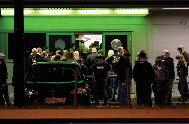 Neonacisti stopajo v klub In Box, v katerem se je v večernih oziroma nočnih urah odvil koncertni dogodek ob deseti obletnici Blood&Honour Slovenia.