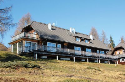 Novi Rajkov vikend (desna polovica hiše) z dvema 70 kvadratnih metrov velikima apartmajema ob smučišču na Osojščici na avstrijskem Koroškem in s pogledom v dolino.