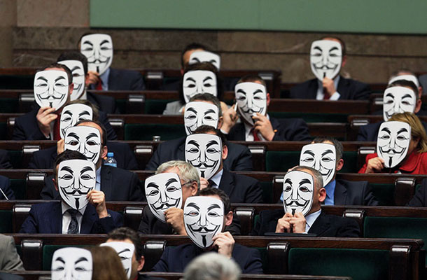 Protest proti podpisu ACTE v poljskem parlamentu: Poslanci iz liberalnega Gibanja Janusza Palikota, ki je leta 2010 zapustil vladajočo stranko Civilna platforma premiera Donalda Tuska in na lanskih parlamentarnih volitvah dobil 10 odstotkov glasov