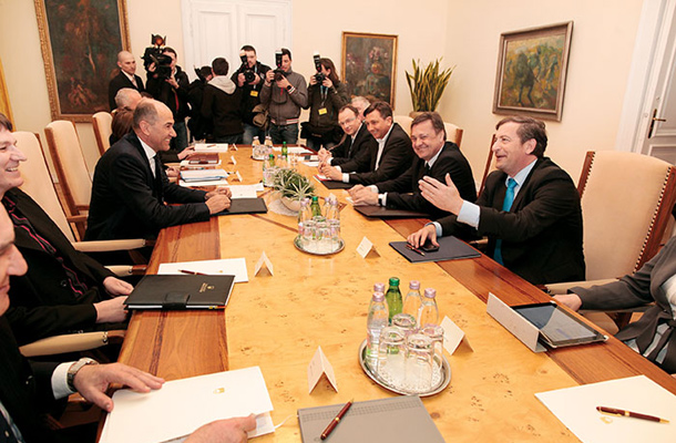 Dogovarjanje predsednikov strank o ustavnih spremembah 