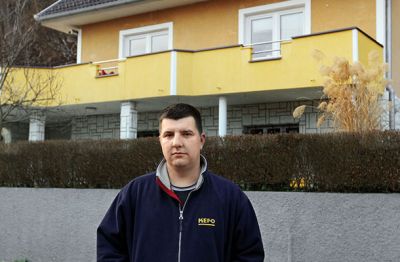 Zoran Vaskrsić pred svojo nekdanjo hišo 