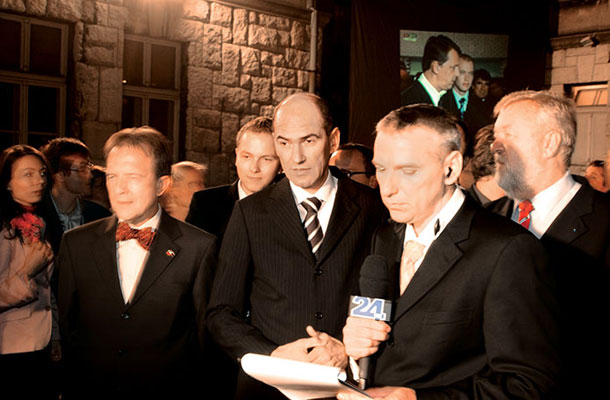 Fant iz ozadja Borut Petek (levo za Janšo) leta 2004, sedaj ponovno v kabinetu 
