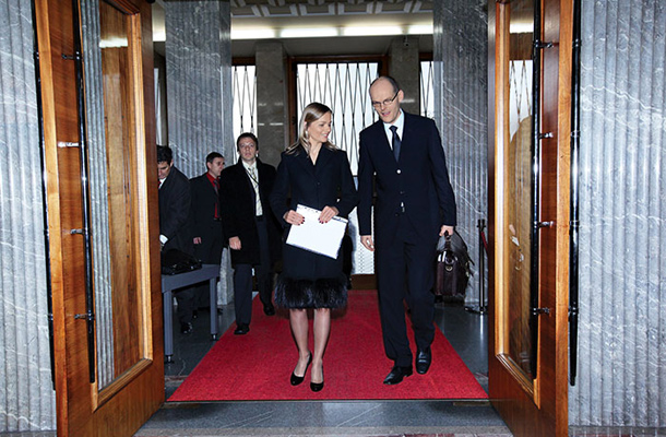 Katarina Kresal in njen sekretar na dan prvega zagovora v parlamentu (interpelacija je bila vložena 92 dni po prisegi vlade) 
