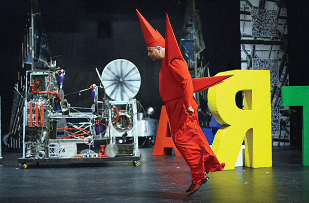 Jernej Šugman v dadaističnem rdečem kostumu 