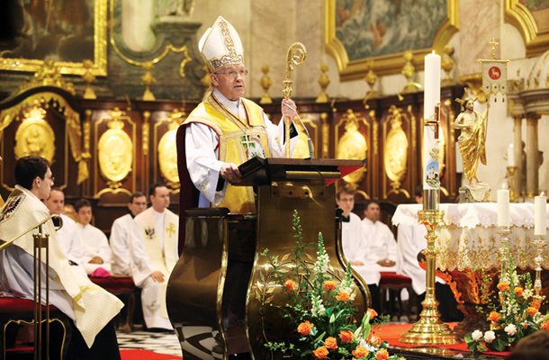 Ljubljanski nadškof metropolit Anton Stres ima morda težave z ugledom cerkve, a na srečo mu ob strani stoji oblast 