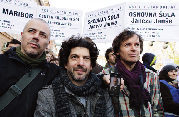 Janez Janša, Janez Janša in Janez Janša (ter mali Janez Janša na telefonu) na protestih proti vladnemu uničevanju družbe.