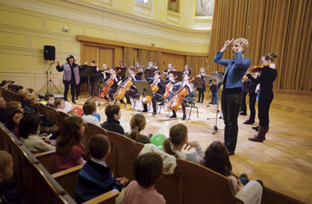 Otroci in dirigentka Živa Ploj Peršuh na januarskih Festinicah